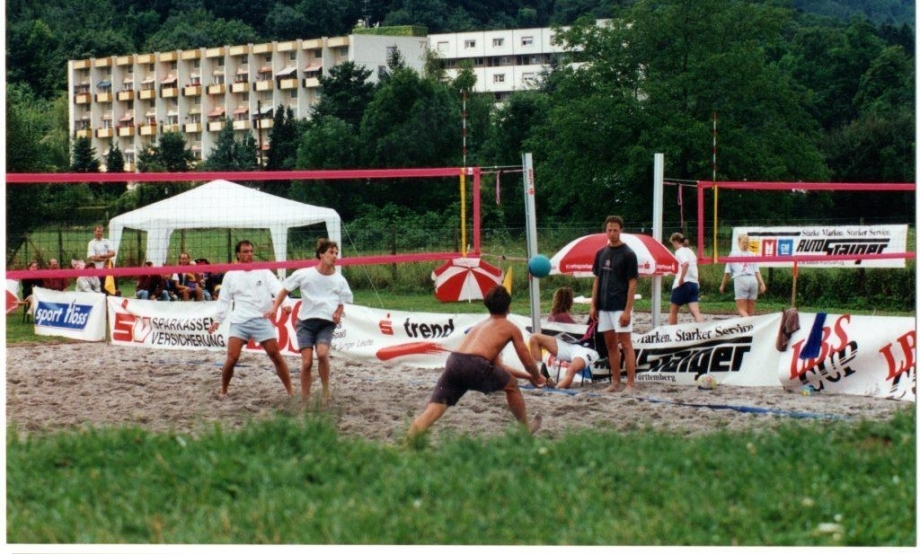 1995 Eröffnung der ersten Beachvolleyball-Anlage in der Region